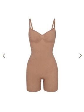 SKIMS SEAMLESS SCULPT MID THIGH BODYSUIT SIENNA NUDE SMALL NEW WITHOUT TAGS  3OZ